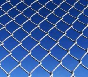 框架焊接防护网和勾花围网对比 铁丝网围栏 第2张