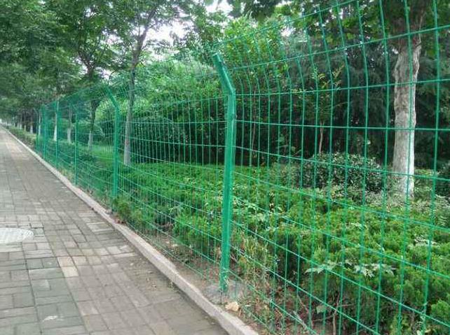 保护植物和种植果园花园的围栏网用哪种最合适？ 铁丝网围栏 第1张